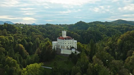 Majestuoso-Castillo-Gótico-En-Medio-De-Una-Exuberante-Naturaleza-Verde-En-Trakoscan,-Croacia