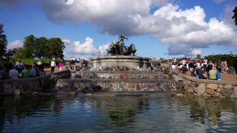 Überfüllter-Gefion-Brunnen-Mit-Wasser,-Das-In-Einen-Teich-In-Kastellet,-Kopenhagen,-Fließt