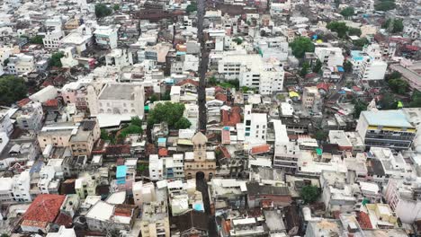 Raiya-Naka-Está-Rodeada-De-Edificios-Y-Tiene-Muchas-Calles-Interconectadas-Con-Vehículos-Circulando-A-Su-Alrededor.