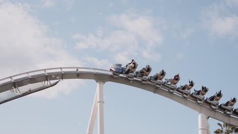 Visitantes-Que-Viajan-En-La-Montaña-Rusa-De-Los-Sueños-De-Hollywood-En-Un-Hermoso-Y-Soleado-Día-De-Invierno-En-Universal-Studios-Japan-En-Osaka