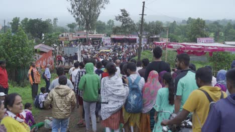 Die-Menge-Hinduistischer-Gläubiger-Nähert-Sich-Einer-Kreuzung,-Während-Sie-Zu-Fuß-Den-Spirituellen-Berg-Brahmgiri-In-Trimbakeshwar-Umrundet