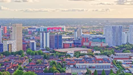 Drohnenaufstiegsvideo-Der-Innenstadt-Von-Manchester-Mit-Dem-United-Football-Club-Stadion-Im-Old-Trafford-Im-Hintergrund