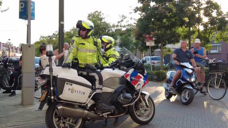 Polizeibeamter-Auf-Einem-Motorrad,-Der-Nach-Einem-Fußballspiel-In-Den-Niederlanden-Wache-Steht