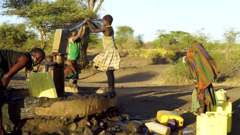 Tribu-Karamojong-Obteniendo-Agua-A-Mano-Bomba-De-Agua-Donada-Por-Una-Organización-Benéfica-En-Uganda,-África