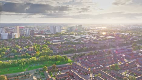 Luftaufnahmen-Während-Der-Golden-Hour-Der-Skyline-Von-Manchester-Und-Dem-Old-Trafford-Stadium