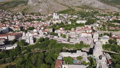 Luftaufnahme-Umkreist-Die-Malerische-Bewaldete-Stadtlandschaftsarchitektur-Von-Mostar-In-Bosnien-Und-Herzegowina