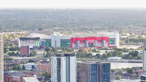 Primer-Plano-Aéreo-Lejano-Del-Estadio-Del-Manchester-United