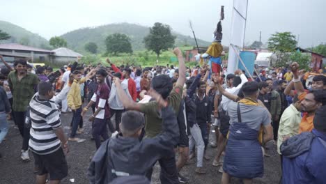 La-Multitud-De-Peregrinos-Y-Devotos-Hindúes-Bailando-Y-Celebrando-El-Mes-Sagrado-De-Shravana,-Trimbakeshwar.