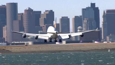Airbus-A220-Aterrizando-En-El-Aeropuerto-Internacional-Logan-De-Boston