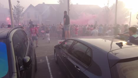 Los-Aficionados-Al-Fútbol-Holandés-Del-Psv-Caminan-Hasta-El-Autobús-De-Los-Jugadores-Para-Rendir-Homenaje.