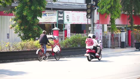 Ein-Rikschafahrer-Kommt-Auf-Der-Straße-Vorbei