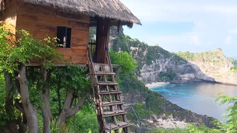 Blick-Vom-„Baumhaus“-In-Der-Nähe-Von-Diamond-Beach,-Nusa-Penida,-Bali