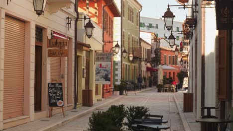 Popular-Calle-Comercial-Urbana-En-El-Casco-Antiguo-De-Vlora,-Albania