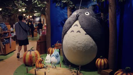 Estatua-De-Mi-Vecino-Totoro-En-La-Tienda-Studio-Ghibli-En-El-Centro-Comercial-Japonés