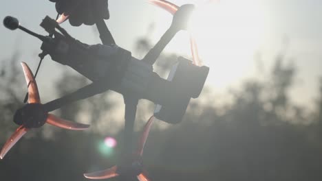 Operador-De-Drones-Sosteniendo-Un-Dron-Fpv-En-Su-Mano-Antes-De-Volar-En-El-Cielo-De-La-Mañana