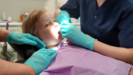 7-jähriges-Mädchen-Bereitet-Sich-In-Der-Zahnarztpraxis-Auf-Die-Zahnextraktion-Vor
