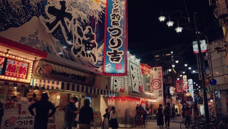 Schwenk-Aufnahme-Bei-Nacht,-Osaka-Shinsekai-Retro-Straßen