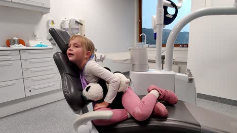 Junges-Mädchen-Lacht-Spielerisch-Nach-Der-Sedierung-Für-Eine-Zahnärztliche-Behandlung