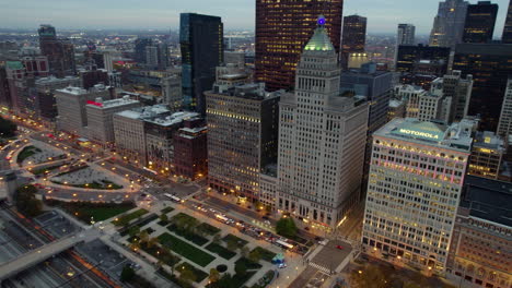 Vista-Aérea-Alrededor-Del-Tráfico-En-La-Avenida-Michigan,-Sombrío,-Atardecer-En-Chicago