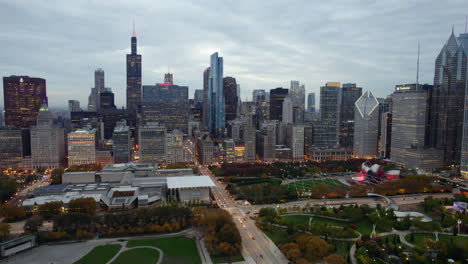 Vista-Aérea-Alrededor-Del-Horizonte-Iluminado-Desde-El-Parque-Grant,-Tarde-De-Otoño-En-Chicago