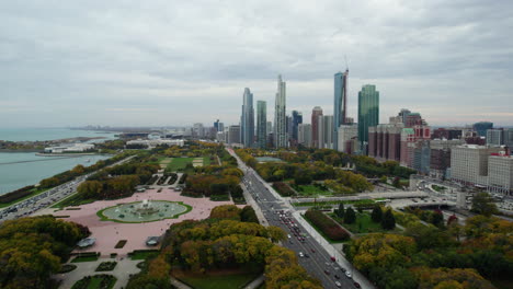 Vista-Aérea-Volando-Sobre-El-Parque-Grant,-Nublado,-Tarde-De-Otoño-En-Chicago,-Estados-Unidos