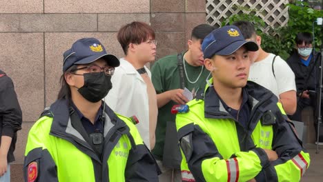 Oficiales-De-Policía-Uniformados-Controlan-Multitudes-Y-Garantizan-La-Seguridad-De-Los-Asistentes-En-El-Desfile-Anual-Del-Orgullo-Lgbtq-De-Taiwán-En-La-Plaza-Del-Ayuntamiento-De-Taipei.