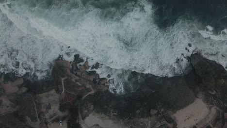 Wellen-Schlagen-Weiß-Und-Schäumend-Auf-Die-Felsen-Der-Indonesischen-Küste-In-Der-Nähe-Von-Baron-Beach