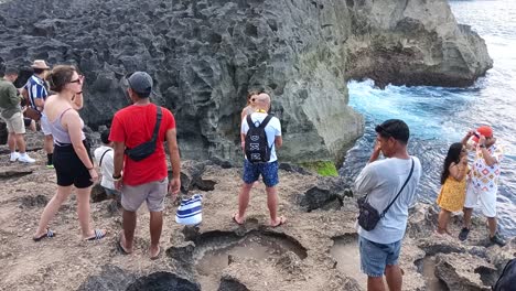 Los-Turistas-Ven-El-Poderoso-Rompimiento-De-Las-Olas-Del-Mar.