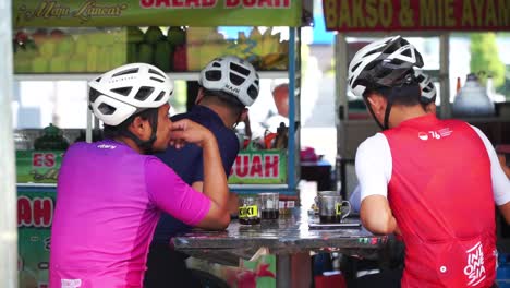 La-Gente-Charlaba-En-Los-Asientos-Del-Puesto-De-Comida.