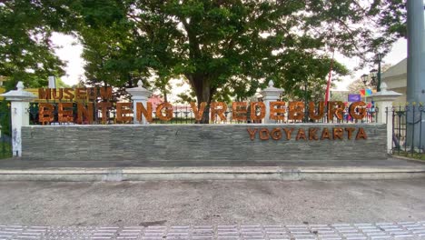 La-Inscripción-&quot;fortaleza-Vredeburg-Yogyakarta&quot;-En-La-Puerta-De-La-Fortaleza-De-Vredeburg