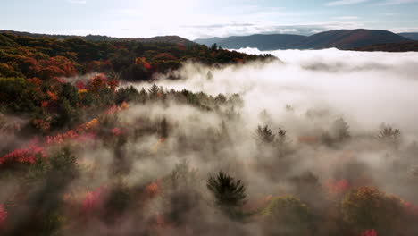 Bei-Einem-Herbstsonnenaufgang-In-Den-Catskills-Mountains-Im-Bundesstaat-New-York-Dringen-Lichtstrahlen-Durch-Den-Nebel