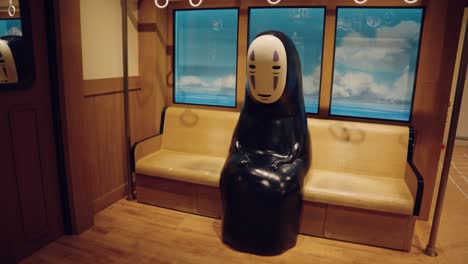 Monstruo-Japonés-Kaonashi-&quot;sin-Rostro&quot;-De-El-Viaje-De-Chihiro-Sentado-En-El-Tren