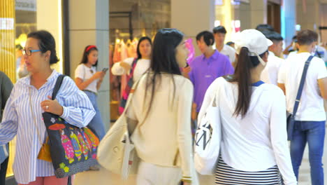 Una-Toma-De-Gran-Angular-De-Familias-Paseando-Y-Comprando-Dentro-De-Un-Centro-Comercial-En-Bangkok,-Tailandia