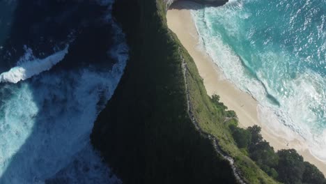 Majestuosa-Playa-De-Kelingking:-Imágenes-Aéreas-De-Drones-4k-Del-Icónico-Acantilado-T-rex,-Bali