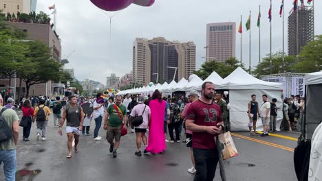 La-Gente-Pasea-Orgullosa-Con-El-Símbolo-De-Los-Accesorios-Del-Arco-Iris-En-El-Desfile-Anual-Del-Orgullo-Lgbtq-De-Taiwán-En-Taipei.