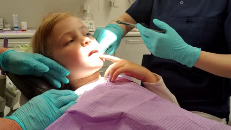 7-Jahre-Altes-Kind,-Das-Sich-Einer-Zahnanästhesie-Unterzieht