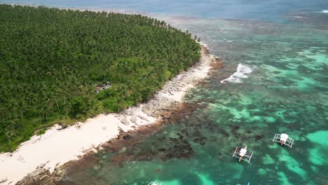 Vista-Aérea-De-La-Costa-De-La-Isla-Daku-Y-Barcos-De-Pescadores,-Filipinas