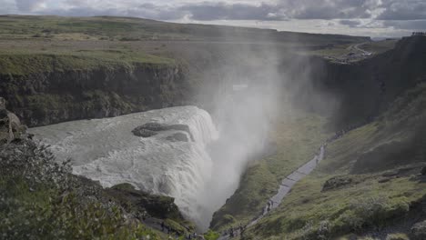 Majestätischer-Gullfoss-Wasserfall,-Der-In-Der-Isländischen-Landschaft-Kaskadiert