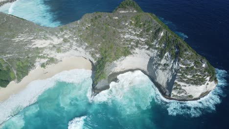 Majestuosa-Playa-De-Kelingking:-Imágenes-Aéreas-De-Drones-4k-Del-Icónico-Acantilado-T-rex,-Bali