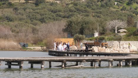 Menschen,-Die-Bei-Einer-Strandhochzeit-Auf-Einem-Dock-In-Albanien-Heiraten
