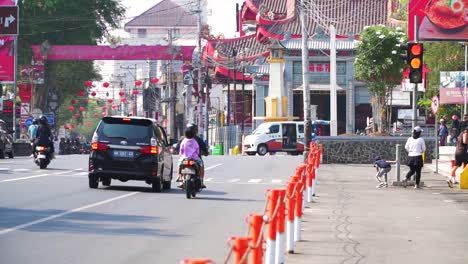 Tráfico-En-Una-Carretera-De-La-Ciudad-De-Magelang-Frente-Al-Biotemplo-Liong-Hok