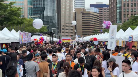 Szene-Mit-Menschen,-Die-An-Der-Jährlichen-LGBTQ-Taiwan-Pride-Parade-Auf-Dem-Rathausplatz-Von-Taipeh-Teilnehmen