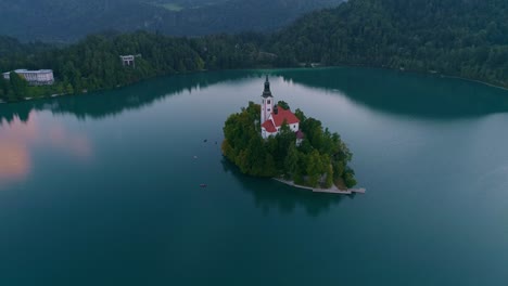 Isla-Del-Lago-Bled,-Slowenia,-Disparo-De-Drone