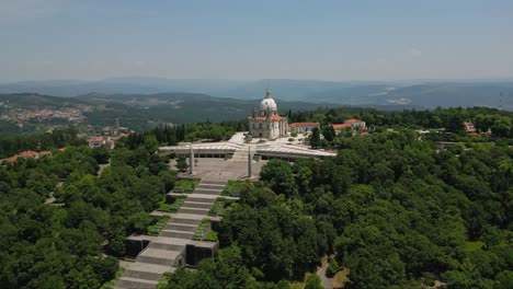 Sameiro-Heiligtum-Mit-Führender-Treppe-Und-Der-Malerischen-Kulisse-Von-Braga