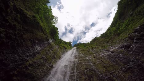 Wunderschöner-Wasserfall-In-Der-Natur-Von-Maui-An-Der-Straße-Nach-Hana
