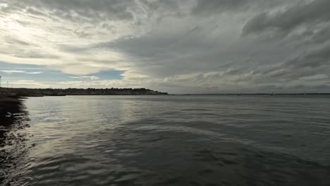 Zeitraffer,-Wellen-Und-Wolken-An-Einem-Strand-Auf-Der-Isle-Of-Wight-Mit-Einem-Boot-Im-Hintergrund