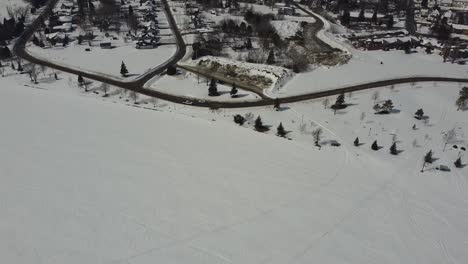 Vista-Por-Drones-De-Un-Vertedero-De-Nieve-En-Invierno-Junto-A-Un-Lago