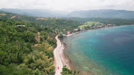 Tropische-Grüne-Landschaft,-Küstenstraße-Und-Berge-Im-Hintergrund,-Philippinen