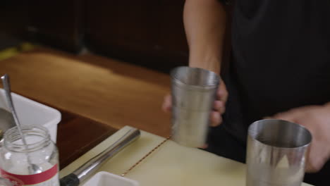 Barkeeper-Fügt-Eis-Zum-Cocktailglas-Hinzu