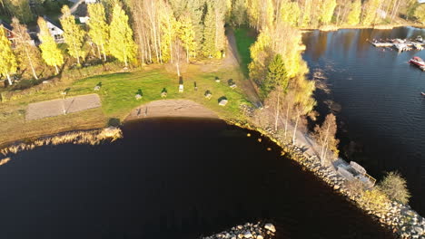 Schweden-–-Ein-Wunderschöner-Ort-Am-Seeufer-Mit-Sandstrand-Und-Buntem-Herbstlaub-–-Luftaufnahme